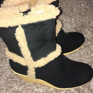 Women’s Winter Wedge Boots New Size 8!!
